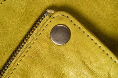 Metal toka düğme deri sarı ceket. Deri ceket omuz detayı.