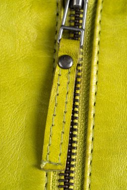 Yeşil deri ceket fermuarlar. Deri ceket makro Ayrıntılar.