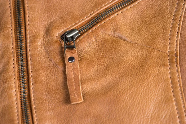 Casaco de couro marrom claro zíperes e bolsos — Fotografia de Stock