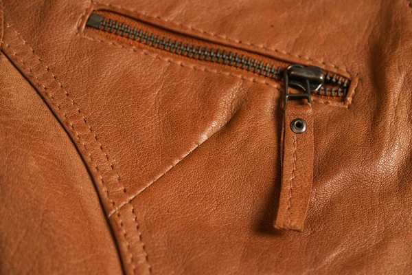 Brown texturou kůže bunda zipy. Kožená bunda makro detaily. — Stock fotografie