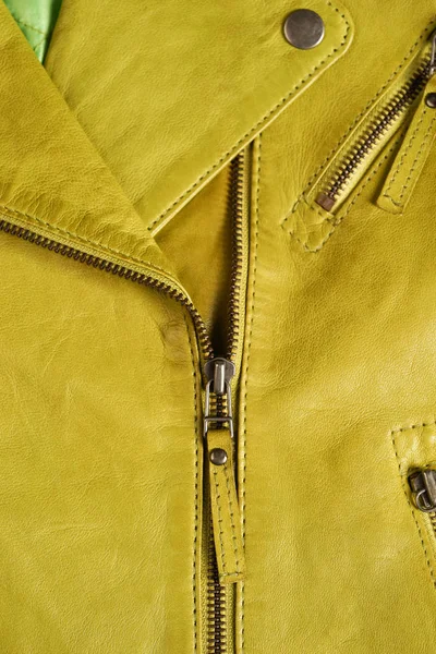 Zíperes casaco de couro verde. Jaqueta de couro macro detalhes . — Fotografia de Stock