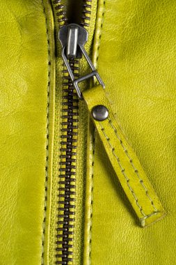 Yeşil deri ceket fermuarlar. Deri ceket makro Ayrıntılar.