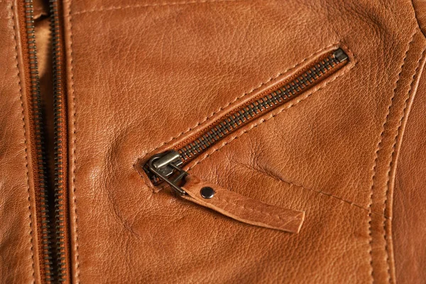Brown texturou kůže bunda zipy. Kožená bunda makro detaily. — Stock fotografie