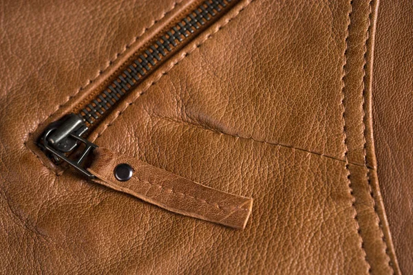 Chaqueta de cuero marrón claro cremalleras y bolsillos. Detalles de la chaqueta de cuero macro — Foto de Stock