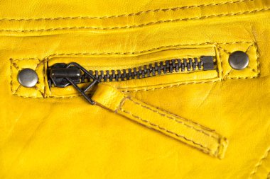 Sarı deri ceket fermuar. Makro deri ceket ayrıntıları