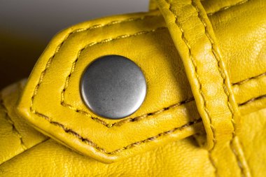 Metal toka düğme deri sarı ceket. Deri ceket omuz detayı. 