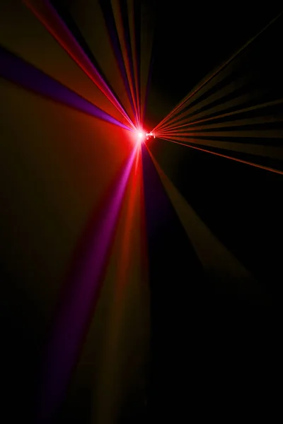 Promień lasera czerwonego na czarnym tle — Zdjęcie stockowe