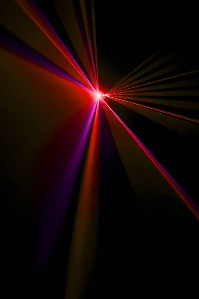 Laserový paprsek červené na černém pozadí — Stock fotografie