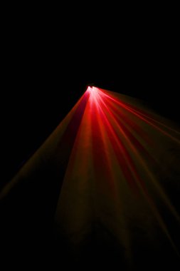 Lazer ışını bir siyah arka plan üzerinde kırmızı 