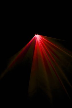 Lazer ışını bir siyah arka plan üzerinde kırmızı 