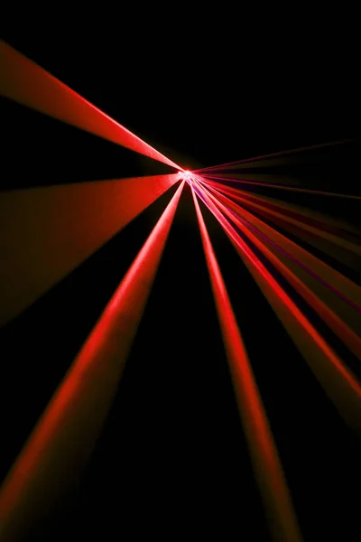 Лазерный луч красный на черном фоне — стоковое фото