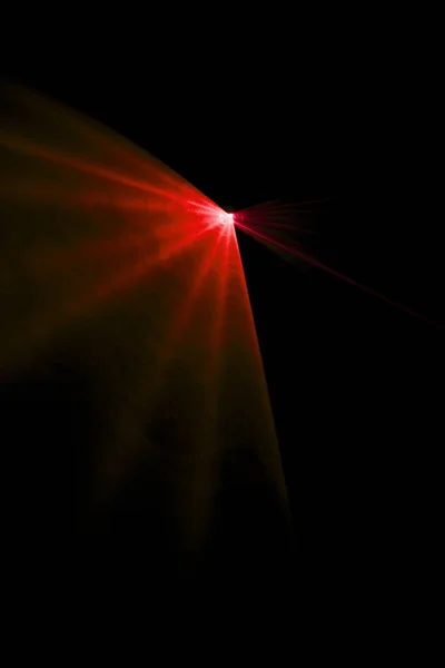 黒の背景に赤いレーザービーム — ストック写真