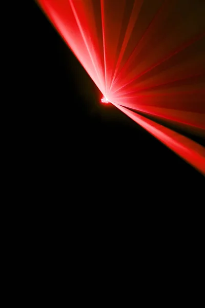 Feixe laser vermelho sobre um fundo preto — Fotografia de Stock