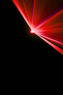 Lazer ışını bir siyah arka plan üzerinde kırmızı 