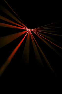 Lazer ışını bir siyah arka plan üzerinde kırmızı 