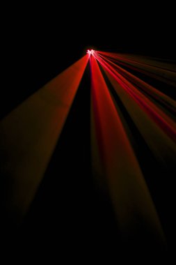 Lazer ışını bir siyah arka plan üzerinde kırmızı 