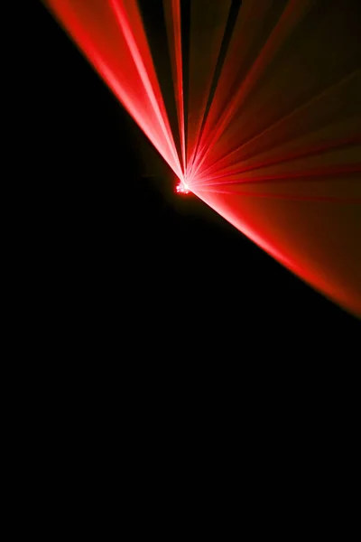 Rayo láser rojo sobre fondo negro —  Fotos de Stock