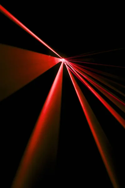 Rayo láser rojo sobre fondo negro —  Fotos de Stock