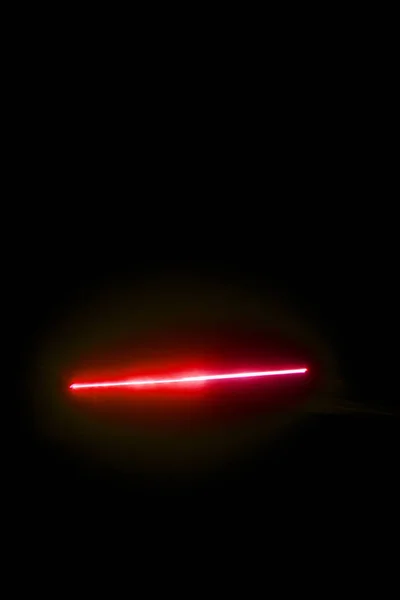 Rayon laser rouge sur fond noir — Photo