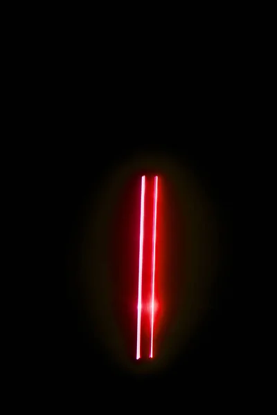 Feixe laser vermelho sobre um fundo preto — Fotografia de Stock