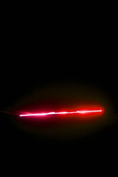 Rayon laser rouge sur fond noir — Photo