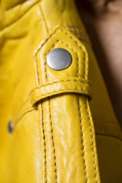 Botão de fecho de metal na jaqueta amarela de couro. jaqueta de couro ombro detalhe . — Fotografia de Stock