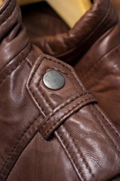 Jaqueta de couro marrom ombro botão de fecho de metal. Detalhe de ombro de couro macro — Fotografia de Stock