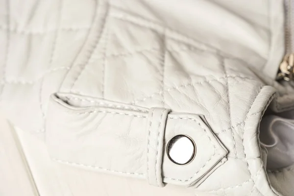 Botão de fecho de metal na jaqueta de couro branco. jaqueta de couro ombro detalhe . — Fotografia de Stock