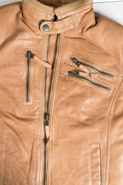 光の茶色の革のジャケット。ハンガーにベージュ色の革のジャケット — ストック写真