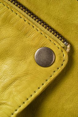 Metal toka düğme deri sarı ceket. Deri ceket omuz detayı. 