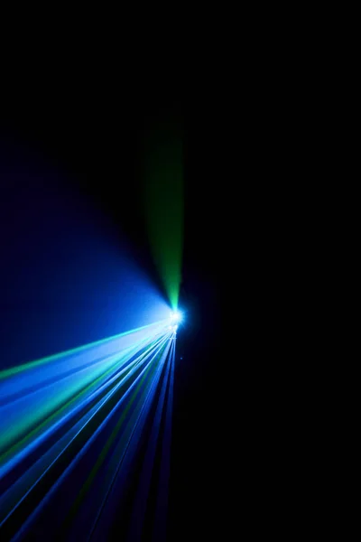 Lazer ışını bir siyah arka plan üzerinde mavi 
