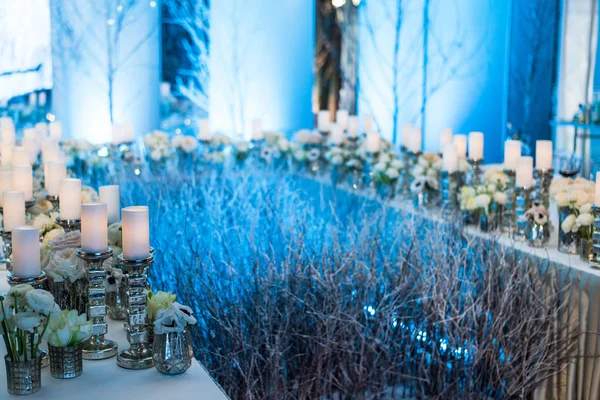 Decoração de casamento. Velas em candelabro e rosas. Fundo azul — Fotografia de Stock