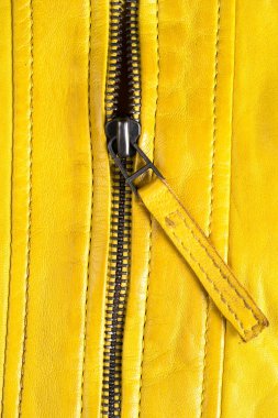 Sarı deri ceket fermuar. Makro deri ceket ayrıntıları