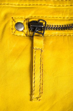 Sarı deri ceket fermuar. Makro deri ceket ayrıntıları