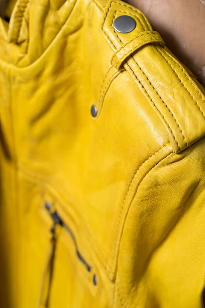Metal toka düğme deri sarı ceket. Deri ceket omuz detayı. 