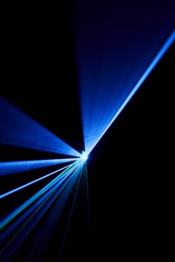 Lazer ışını bir siyah arka plan üzerinde mavi 