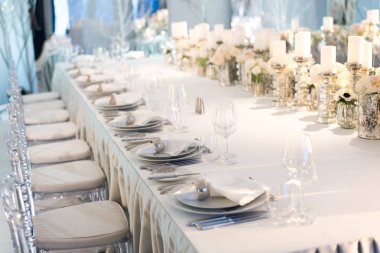 Ziyafet masa dekor. Mumlar vazo ve çiçekler