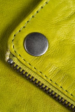 Yeşil renk deri ceket üstünde metal düğme. Kireç renkli. Makro deri ceket detay. 