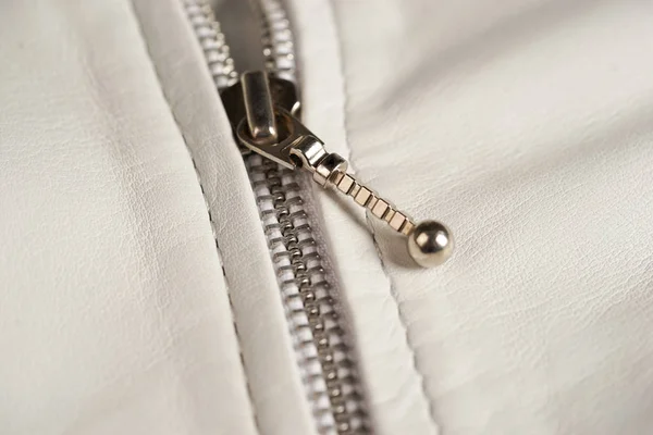 Beyaz deri ceket fermuar. Makro deri ceket fermuar ve Ayrıntılar