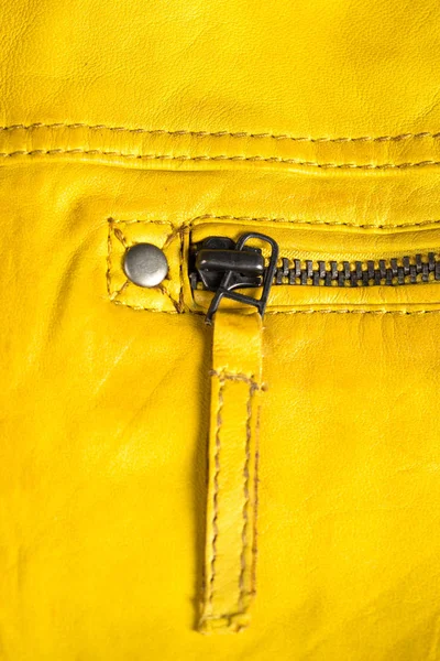 Zíper casaco de couro amarelo. Detalhes da jaqueta de couro macro — Fotografia de Stock