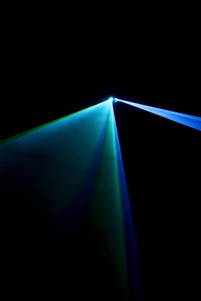 黒い背景に青いレーザービーム — ストック写真