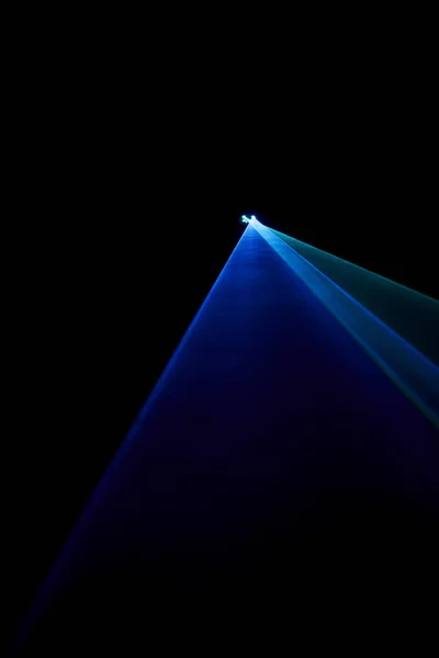 黒い背景に青いレーザービーム — ストック写真