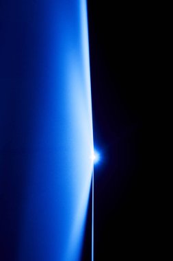 Lazer ışını bir siyah arka plan üzerinde mavi 
