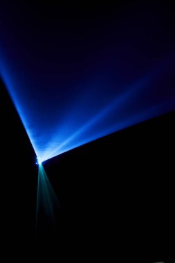 Lazer ışını bir siyah arka plan üzerinde mavi 