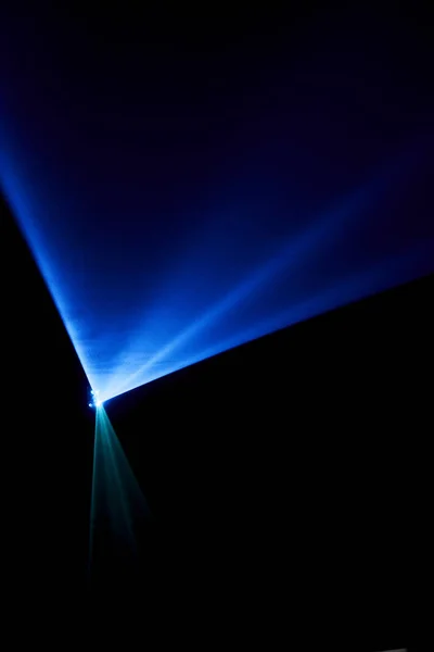 Lazer ışını bir siyah arka plan üzerinde mavi 