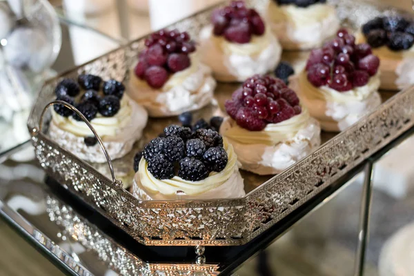 Çikolata. Taze çilek ile cupcakes. Bademli kurabiye