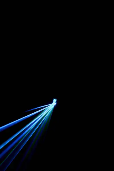 Fascio laser blu su sfondo nero — Foto Stock