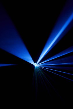 Lazer ışını bir siyah arka plan üzerinde mavi 