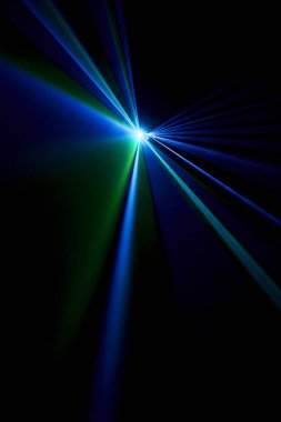 Lazer ışını bir siyah arka plan üzerinde mavi 