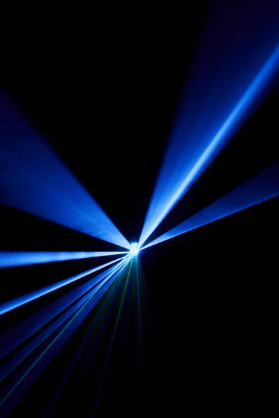 Promień lasera niebieski na czarnym tle — Zdjęcie stockowe